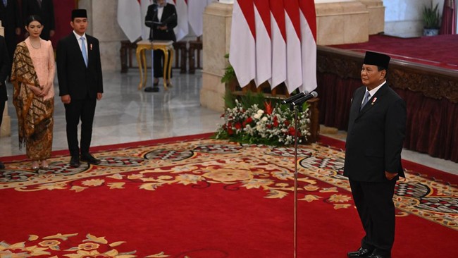 Pemerintah menjadwalkan pembacaan sumpah hakim Mahkamah Konstitusi (MK) pengganti Anwar Usman di Istana Kepresidenan hari ini, Jumat (10/4).