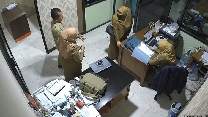 Salah satu korban penipuan PNS saat berada di salah satu ruang Kantor Pemkab Gresik, Jawa Timur. (Istimewa)