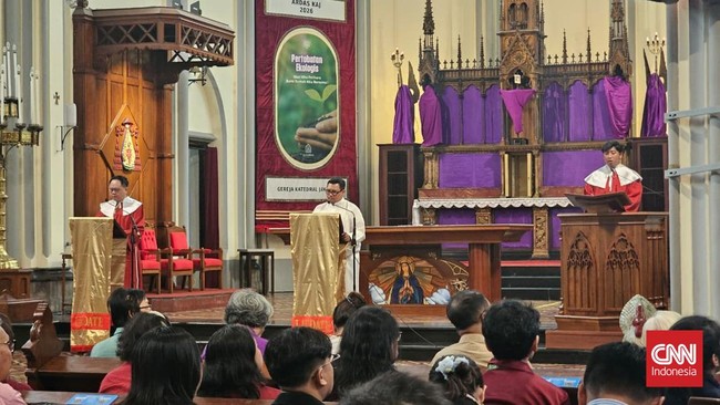 Suasana tenang menyelimuti Gereja Katedral Jakarta saat pelaksanaan ibadah Jumat Agung pada Jumat (3/4). (CNN Indonesia/ Endrapta Ibrahim)