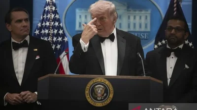 Presiden AS Donald Trump mengadakan konferensi pers di Gedung Putih di Washington, DC, tak lama setelah insiden penembakan di acara White House Correspondents' Dinner, Sabtu (25/4/2026). ANTARA/Celal Güneş/Anadolu/pri.