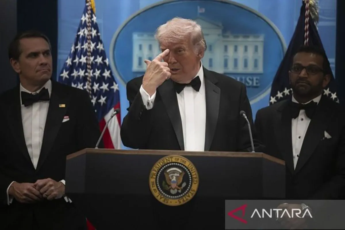 Presiden AS Donald Trump mengadakan konferensi pers di Gedung Putih di Washington, DC, tak lama setelah insiden penembakan di acara White House Correspondents' Dinner, Sabtu (25/4/2026). ANTARA/Celal Güneş/Anadolu/pri.