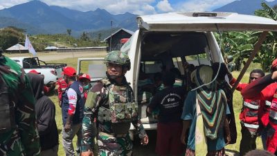 Foto: TNI mengevakuasi warga imbas penyerangan OPM di Puncak, Papua Tengah. (dok. Istimewa)