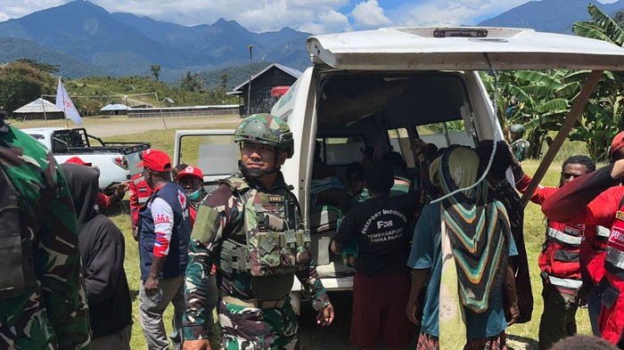 Foto: TNI mengevakuasi warga imbas penyerangan OPM di Puncak, Papua Tengah. (dok. Istimewa)