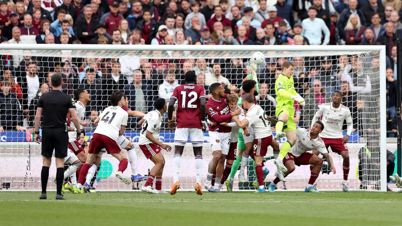 Kiper Arsenal, David Raya, berusaha menjangkau bola di depan gawang dalam pertandingan Liga Inggris antara West Ham United FC melawan Arsenal FC di Stadion London Stadium, London timur, pada 10 Mei 2026. (Adrian Dennis / AFP)