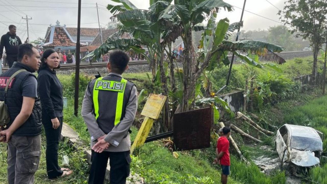 Penampakan mobil yang ringsek usai ditabrak kereta api di atas rel sebidang tanpa palang pintu di Desa Tuko, Kecamatan Pulokulon, Kabupaten Grobogan, Jateng. (Liputan6.com/ Dok Polres Grobogan)