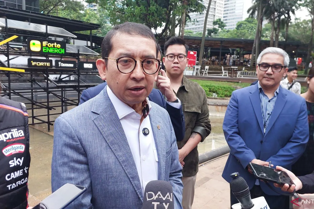 Menteri Kebudayaan Fadli Zon saat ditemui awak media di pameran Art Jakarta Gardens 2026 di kawasan Senayan, Jakarta, Selasa (5/5/2026). ANTARA/Fitra Ashari