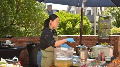 Kegiatan mengenalkan tempe melalui acara From Tempeh to Table: An Indonesian Vegan Superfood Cooking Experience yang diselenggarakan oleh KJRI San Francisco. (ANTARA/HO-KJRI San Fransisco)