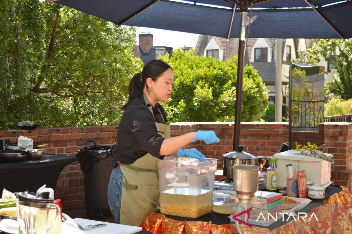 Kegiatan mengenalkan tempe melalui acara From Tempeh to Table: An Indonesian Vegan Superfood Cooking Experience yang diselenggarakan oleh KJRI San Francisco. (ANTARA/HO-KJRI San Fransisco)