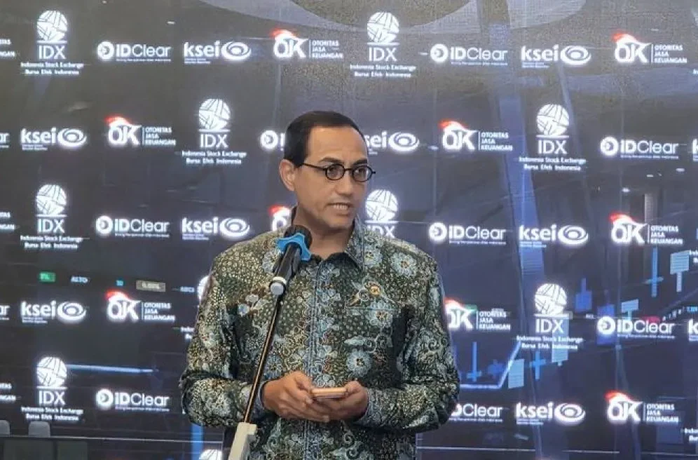 Kepala Eksekutif Pengawas Pasar Modal, Keuangan Derivatif dan Bursa Karbon OJK Hasan Fawzi dalam konferensi pers di Gedung Bursa Efek Indonesia, Jakarta, Rabu (13/5/2026) .