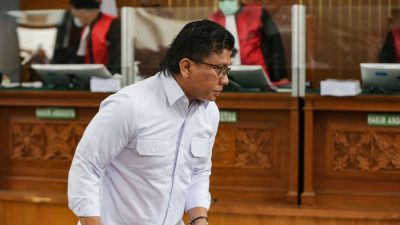 Terdakwa kasus pembunuhan berencana Brigadir Nofriansyah Yosua Hutabarat atau Brigadir J, Ferdy Sambo menjalani sidang pembacaan tuntutan di Pengadilan Negeri Jakarta Selatan, Selasa (17/1/2023). Ia dituntut hukuman penjara seumur hidup oleh Jaksa Penuntut Umum(KOMPAS.com/KRISTIANTO PURNOMO)