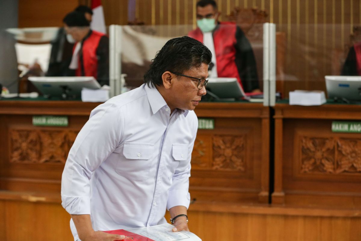 Terdakwa kasus pembunuhan berencana Brigadir Nofriansyah Yosua Hutabarat atau Brigadir J, Ferdy Sambo menjalani sidang pembacaan tuntutan di Pengadilan Negeri Jakarta Selatan, Selasa (17/1/2023). Ia dituntut hukuman penjara seumur hidup oleh Jaksa Penuntut Umum(KOMPAS.com/KRISTIANTO PURNOMO)