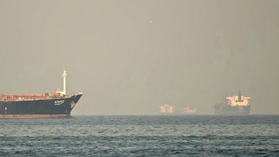 Kapal-kapal kargo dan tanker yang berlayar di Selat Hormuz, saat difoto dari kota pesisir Fujairah, Uni Emirat Arab, 25 Februari 2026. Trump Ungkap detik-detik kapal AS Tembaki Kapal Kargo Iran di Teluk Oman (AFP/GIUSEPPE CACACE)