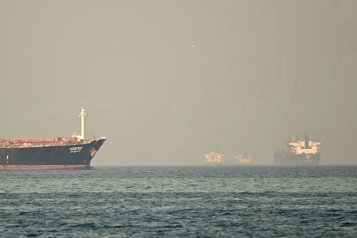 Kapal-kapal kargo dan tanker yang berlayar di Selat Hormuz, saat difoto dari kota pesisir Fujairah, Uni Emirat Arab, 25 Februari 2026. Trump Ungkap detik-detik kapal AS Tembaki Kapal Kargo Iran di Teluk Oman (AFP/GIUSEPPE CACACE)