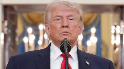 Presiden Amerika Serikat Donald Trump saat menyampaikan pidato kenegaraan mengenai konflik Timur Tengah di Cross Hall, Gedung Putih, Washington DC, 1 April 2026.(AFP/POOL/ALEX BRANDON)