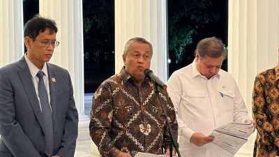 Gubernur BI Perry Warjiyo dalam jumpa pers di Istana, Jakarta, Selasa (5/5/2026) malam.(KOMPAS.com/ADHYASTA DIRGANTARA)