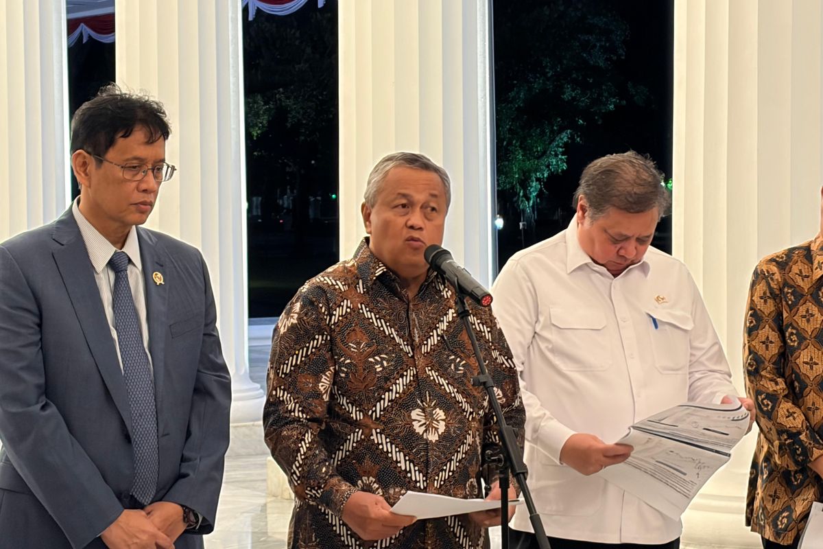 Gubernur BI Perry Warjiyo dalam jumpa pers di Istana, Jakarta, Selasa (5/5/2026) malam.(KOMPAS.com/ADHYASTA DIRGANTARA)