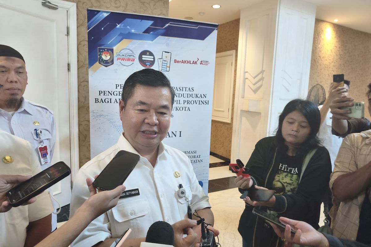 Direktorat Jenderal Dukcapil Teguh Setyabudi ditemui seusai membuka Bimtek Peningkatan Kapasitas Pengelola Data Kependudukan bagi Aparat Disdukcapil Provinsi dan Kabupaten/Kota Tahun 2026 di Depok, Rabu (6/5/2026). (Febrianto Adi Saputro)