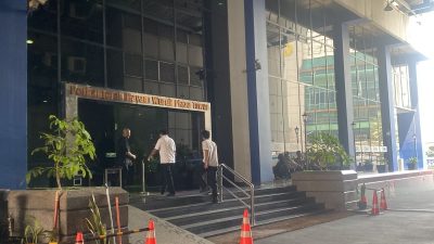 Gedung Hayam Wuruk Tower yang digerebek polisi karena praktik judi online internasional tampak lengang pada Senin (11/5/2026).(KOMPAS.com/HANIFAH SALSABILA)