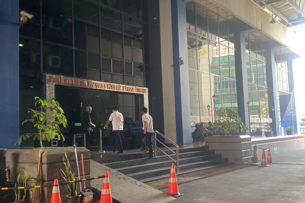 Gedung Hayam Wuruk Tower yang digerebek polisi karena praktik judi online internasional tampak lengang pada Senin (11/5/2026).(KOMPAS.com/HANIFAH SALSABILA)
