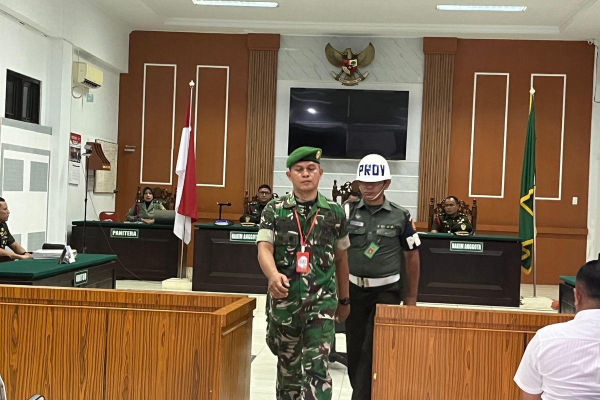 Majelis hakim Pengadilan Militer I-02 Medan menggelar sidang putusan Sertu Riza Pahlivi, terdakwa penganiayaan pelajar inisial MHS (15) hingga meninggal dunia pada Senin (20/10/2025). (KOMPAS.com/GOKLAS WISELY)
