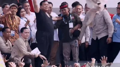 Presiden Prabowo Subianto melempar baju safari yang dikenakannya pada perayaan Hari Buruh Internasional di Monas, Jakarta, Jumat (1/5/2026). ANTARA/YouTube/Sekretariat Presiden/am.