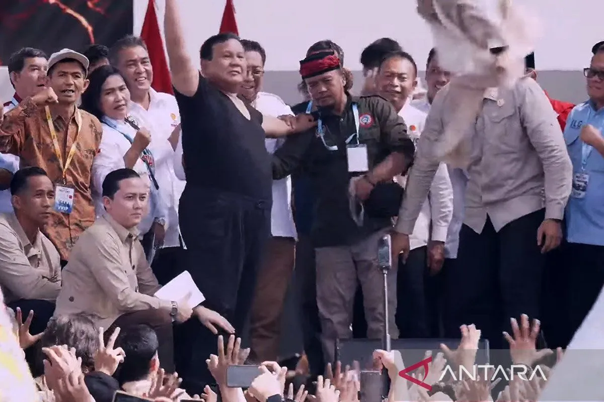 Presiden Prabowo Subianto melempar baju safari yang dikenakannya pada perayaan Hari Buruh Internasional di Monas, Jakarta, Jumat (1/5/2026). ANTARA/YouTube/Sekretariat Presiden/am.