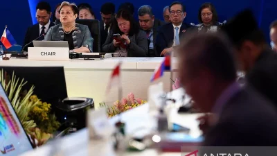 Menteri Luar Negeri Filipina Theresa Lazaro menyampaikan pidato pembuka saat pertemuan Menteri Luar Negeri ASEAN menjelang KTT Ke-48 ASEAN di Kota Cebu, Filipina, Kamis (7/5/2026). ANTARA FOTO/REUTERS/Eloisa Lopez/agr/am.