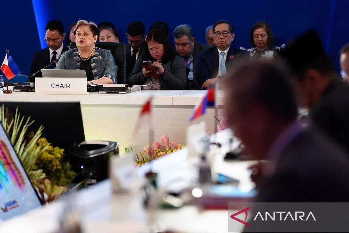 Menteri Luar Negeri Filipina Theresa Lazaro menyampaikan pidato pembuka saat pertemuan Menteri Luar Negeri ASEAN menjelang KTT Ke-48 ASEAN di Kota Cebu, Filipina, Kamis (7/5/2026). ANTARA FOTO/REUTERS/Eloisa Lopez/agr/am.