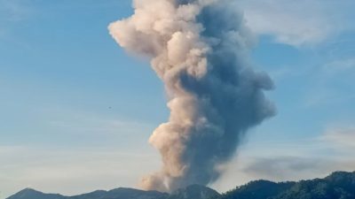 Sebanyak dua pendaki warga negara asing (WNA) dilaporkan meninggal dunia usai Gunung Dukono di Halmahera Utara, Maluku Utara, meletus Jumat (8/5) pagi tadi. (ANTARA/HO-PVMBG)