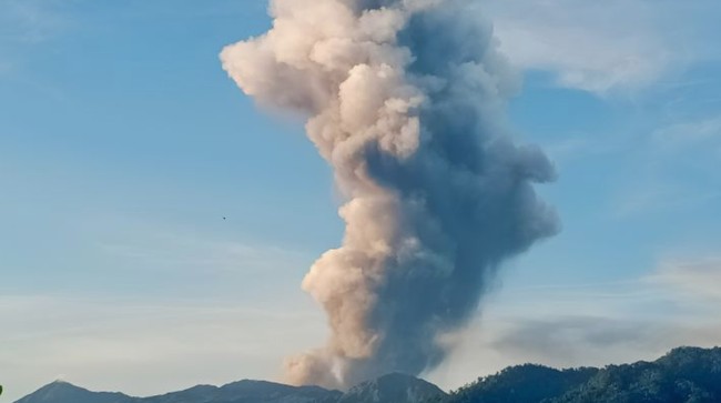 Sebanyak dua pendaki warga negara asing (WNA) dilaporkan meninggal dunia usai Gunung Dukono di Halmahera Utara, Maluku Utara, meletus Jumat (8/5) pagi tadi. (ANTARA/HO-PVMBG)