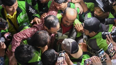 Terdakwa kasus dugaan korupsi pengadaan Chromebook dan Chrome Device Management (CDM) dalam program digitalisasi pendidikan di Kemendikbudristek Nadiem Makarim (tengah) memeluk pengemudi Gojek seusai mengikuti sidang tuntutan di Pengadilan Tindak Pidana Korupsi (Tipikor), Jakarta, Rabu (13/5/2026). ANTARA FOTO/M Risyal Hidayat/agr.
