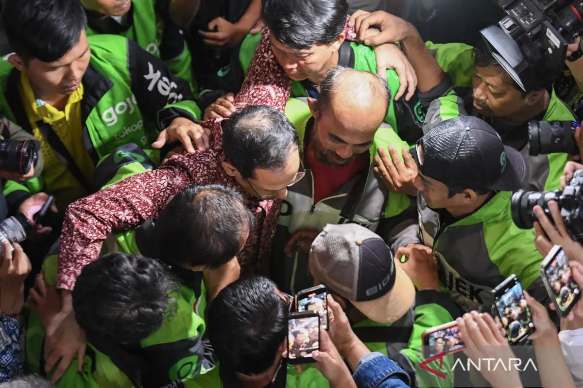 Terdakwa kasus dugaan korupsi pengadaan Chromebook dan Chrome Device Management (CDM) dalam program digitalisasi pendidikan di Kemendikbudristek Nadiem Makarim (tengah) memeluk pengemudi Gojek seusai mengikuti sidang tuntutan di Pengadilan Tindak Pidana Korupsi (Tipikor), Jakarta, Rabu (13/5/2026). ANTARA FOTO/M Risyal Hidayat/agr.