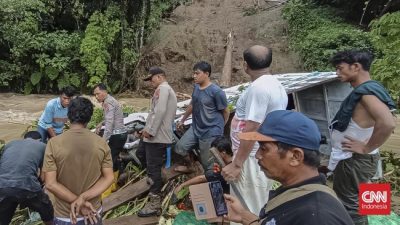Hujan lebat di Tapanuli Utara menyebabkan longsor, menewaskan tiga orang setelah sebuah mobil terjatuh ke sungai. (Foto: CNN Indonesia/ Farida Noris)