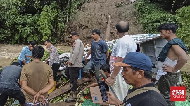 Hujan lebat di Tapanuli Utara menyebabkan longsor, menewaskan tiga orang setelah sebuah mobil terjatuh ke sungai. (Foto: CNN Indonesia/ Farida Noris)