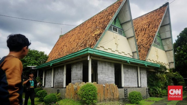 Seorang warga melihat rumah bersejarah milik Pahlawan Nasional, Prof. Sardjito, di Yogyakarta. (CNN Indonesia/Tunggul)
