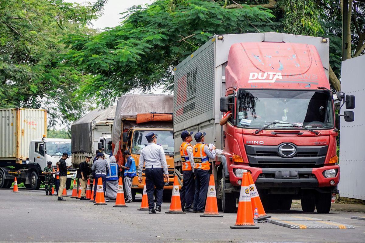 Kementerian Perhubungan mulai uji coba terbatas Alat Bukti Rekaman Elektronik (ETLE) atau tilang elektronik ke truk lebih dimensi dan muatan (over dimension and over load/ODOL). Tercatat ada lebih dari 98 ribu pelanggaran yang terekam.