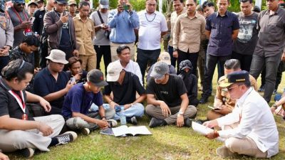 Gubernur Kalimantan Tengah (Kalteng), Agustiar Sabran saat menerima aspirasi Aliansi Mahasiswa Anak Buruh. (Foto: Arsip Pemprov Kalteng).
