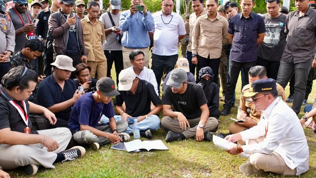 Gubernur Kalimantan Tengah (Kalteng), Agustiar Sabran saat menerima aspirasi Aliansi Mahasiswa Anak Buruh. (Foto: Arsip Pemprov Kalteng).