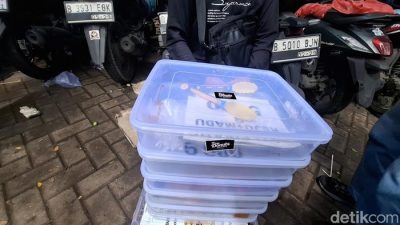 Foto: Penjual roti di Monas laris manis saat May Day. (Brigitta/detikcom)