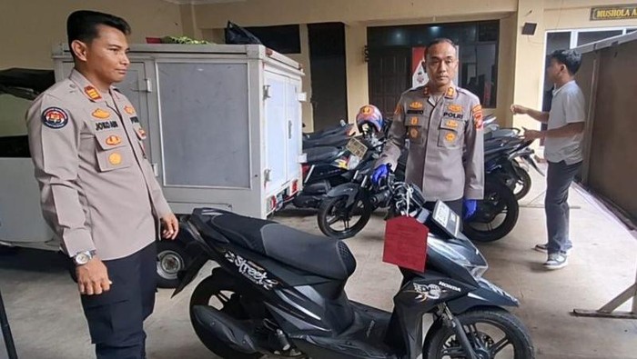 Foto: Polisi ungkap barang bukti motor curian seorang pegawai sate di kawasan Setiabudi, Jakarta, Sabtu (30/5/2026). ANTARA/Luthfia Miranda Putri.