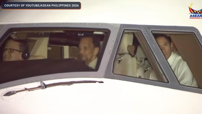 Foto: Sultan Brunei Hassanal Bolkiah terbangkan sendiri pesawat ke Filipina hadiri KTT ASEAN (dok. tangkapan layar YouTube Asean Philipines 2026)