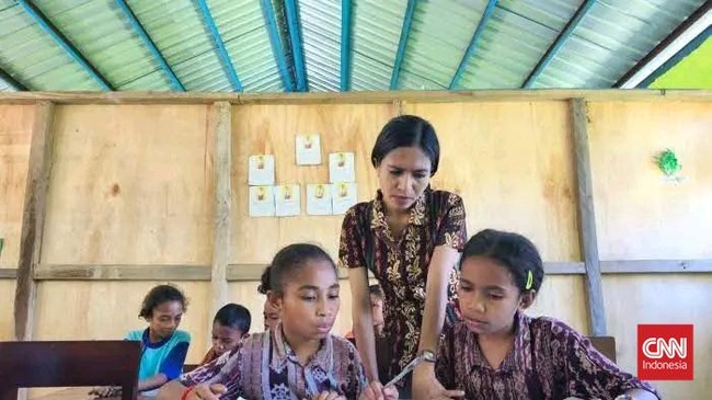 Di balik perayaan Hari Pendidikan Nasional, Yustina, guru honorer di NTT, berjuang dengan pengorbanan besar dan upah minim yang hanya Rp150 Ribu/bulan. (CNN Indonesia/Petrus Hermanto)