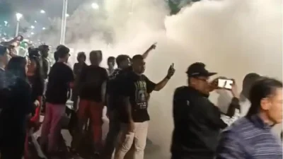 Video yang beredar di mana memperlihatkan sempat terjadi kericuhan di Jalan Salemba Raya, kawasan Paseban, Senen, Jakarta Pusat, Jumat (12/6/2026) malam. (Foto: tangkapan layar).