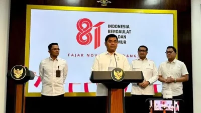 Sekretaris Presiden Letjen TNI Ariyo Windutomo (kiri), Wakil Menteri Sekretaris Negara Juri Ardiantoro (dua kiri), Menteri Ekonomi Kreatif Teuku Riefky Harsya (dua kanan), dan Deputi Bidang Protokol, Pers dan Media Sekretariat Presiden Kementerian Sekretariat Negara Yusuf Permana (kanan) mengumumkan logo resmi HUT Ke-81 RI di Kantor Presiden, Istana Kepresidenan RI, Jakarta, Senin (29/6/2026). ANTARA/Genta Tenri Mawangi/aa.