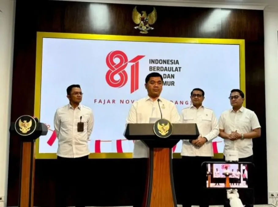 Sekretaris Presiden Letjen TNI Ariyo Windutomo (kiri), Wakil Menteri Sekretaris Negara Juri Ardiantoro (dua kiri), Menteri Ekonomi Kreatif Teuku Riefky Harsya (dua kanan), dan Deputi Bidang Protokol, Pers dan Media Sekretariat Presiden Kementerian Sekretariat Negara Yusuf Permana (kanan) mengumumkan logo resmi HUT Ke-81 RI di Kantor Presiden, Istana Kepresidenan RI, Jakarta, Senin (29/6/2026). ANTARA/Genta Tenri Mawangi/aa.