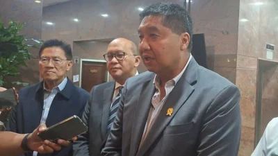 Menteri Perumahan dan Kawasan Permukiman (PKP) Maruarar Sirait dan Kepala Badan Pengelola Investasi (BPI) Danantara Rosan Roeslani menyampaikan keterangan kepada wartawan di Jakarta, Senin (22/6/2026). (ANTARA/Aji Cakti)