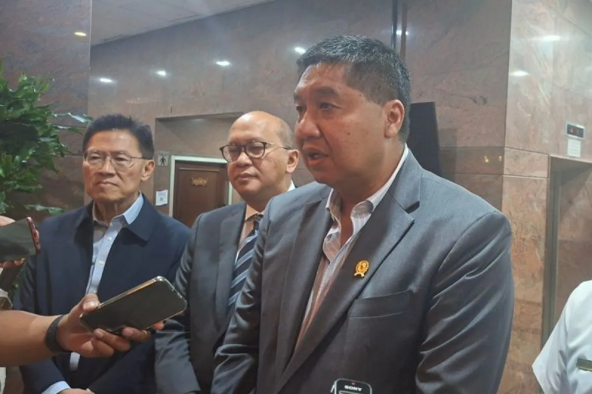 Menteri Perumahan dan Kawasan Permukiman (PKP) Maruarar Sirait dan Kepala Badan Pengelola Investasi (BPI) Danantara Rosan Roeslani menyampaikan keterangan kepada wartawan di Jakarta, Senin (22/6/2026). (ANTARA/Aji Cakti)