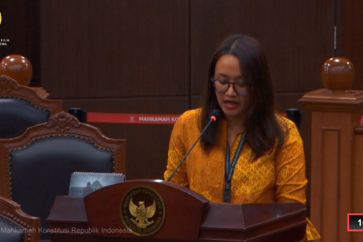 Dosen Hukum Ketenagakerjaan Universitas Gadjah Mada (UGM), Nabiyla Risfa Izzati, menyampaikan keterangan ahli dalam sidang uji materi Undang-Undang Guru dan Dosen di Mahkamah Konstitusi, pada Senin (22/6/2026).(Tangkap Layar YouTube Mahkamah Konstitusi)