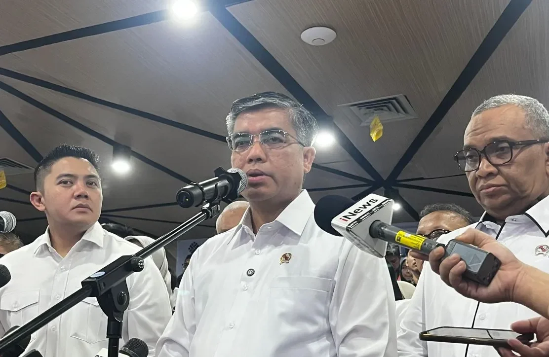 Menteri Ketenagakerjaan (Menaker) Yassierli (tengah) didampingi oleh Sektetaris Kabinet Teddy Indra Wijaya (kiri) dan Wakil Menteri Ketenagakerjaan (Wamenaker) Afriansyah Noor (kanan) dalam jumpa pers di Jakarta, Senin (29/6/2026). ANTARA/Arnidhya Nur Zhafira.