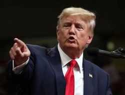Trump Lepas Mikrofon, Walk Out Saat Siaran